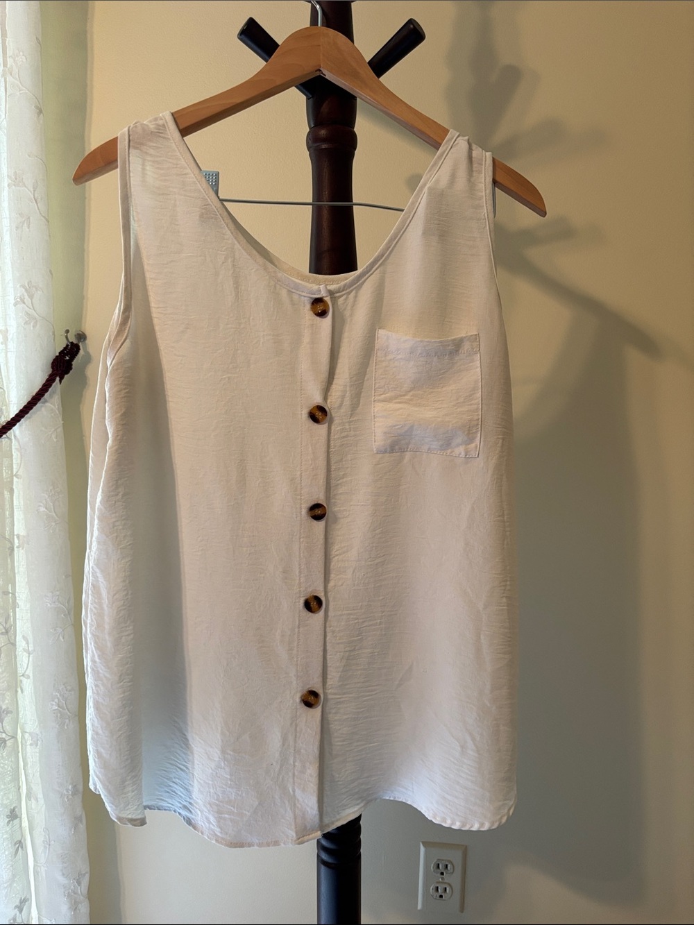 Women’s White Button-Front Sleeveless Tank Top